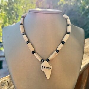 🌍 Vintage Tribal Bone-Bead Necklace with Carved Africa Pendant